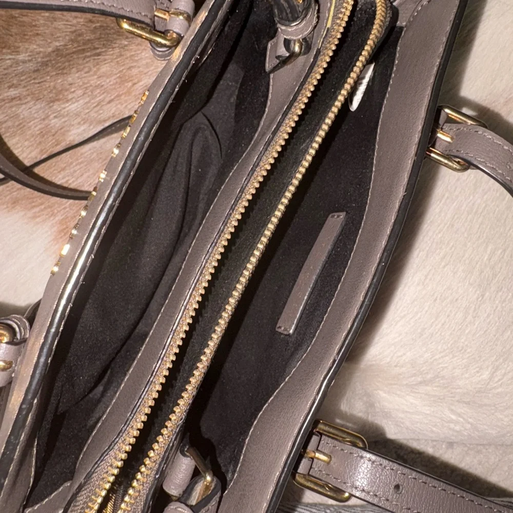 Marc Jacobs Elegant Taupe Handbag - Picture 6 of 9